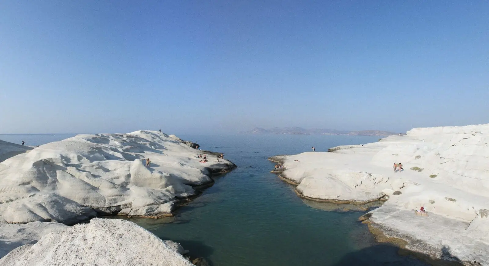 Ο λευκός ηφαιστειακός βράχος στο Σαρακήνικο, δώδεκα λεπτά από το σπίτι