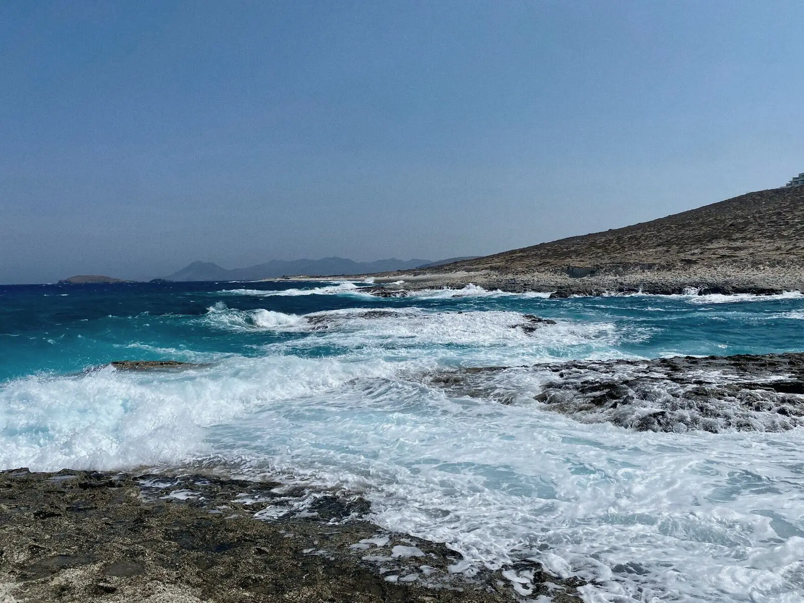 Κύματα που σκάνε σε ηφαιστειακό βράχο