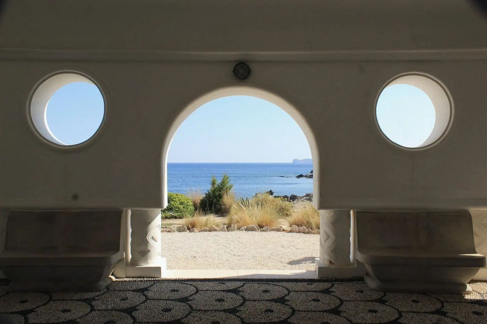 Καμάρα σκαλισμένη στον τοίχο, με θέα στο ανοιχτό πέλαγος